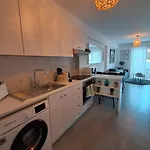 아파트 Lazuli Center Ap 11 라르나카